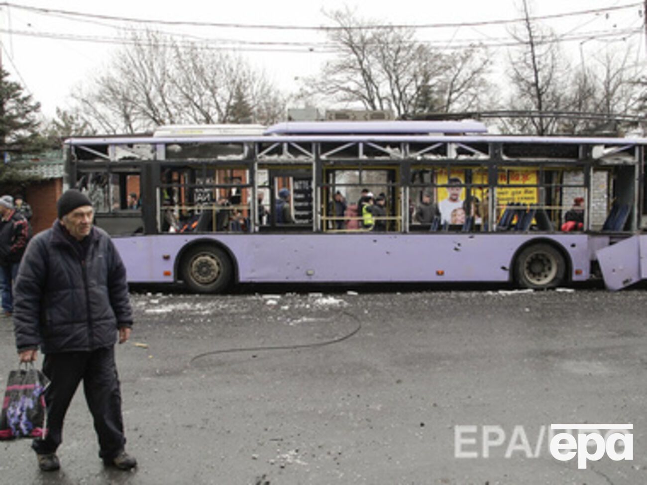 В результате обстрела остановки в Донецке погибли, по разным данным, от 8 до 15 человек