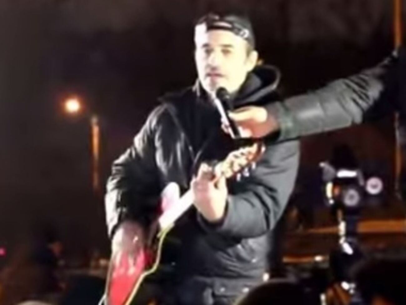 Артист и музыкант Новицкий 16 января на митинге в Санкт-Петербурге исполнил песню "Путин, хэлло"