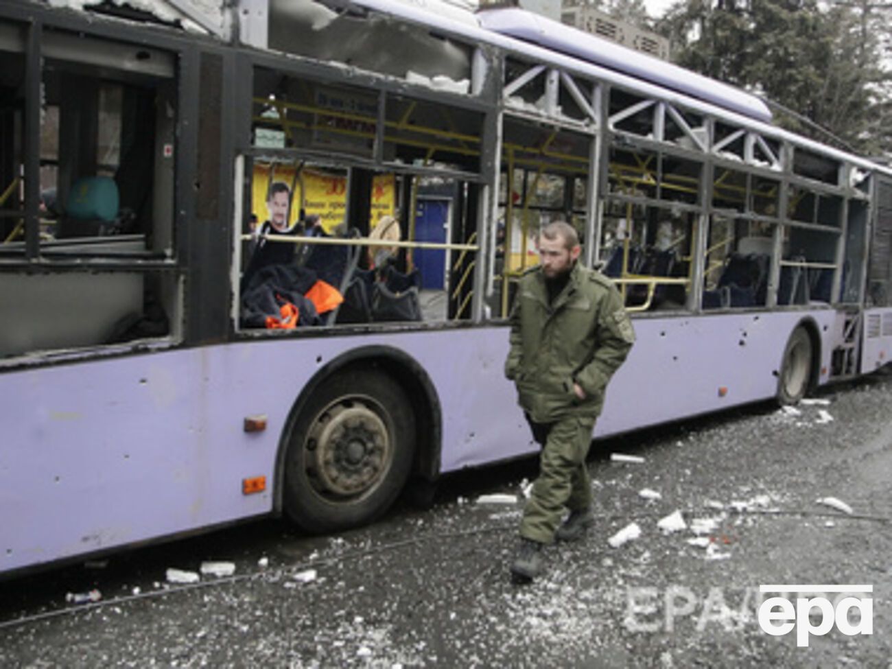По данным ОБСЕ, в результате обстрела погибли восемь человек