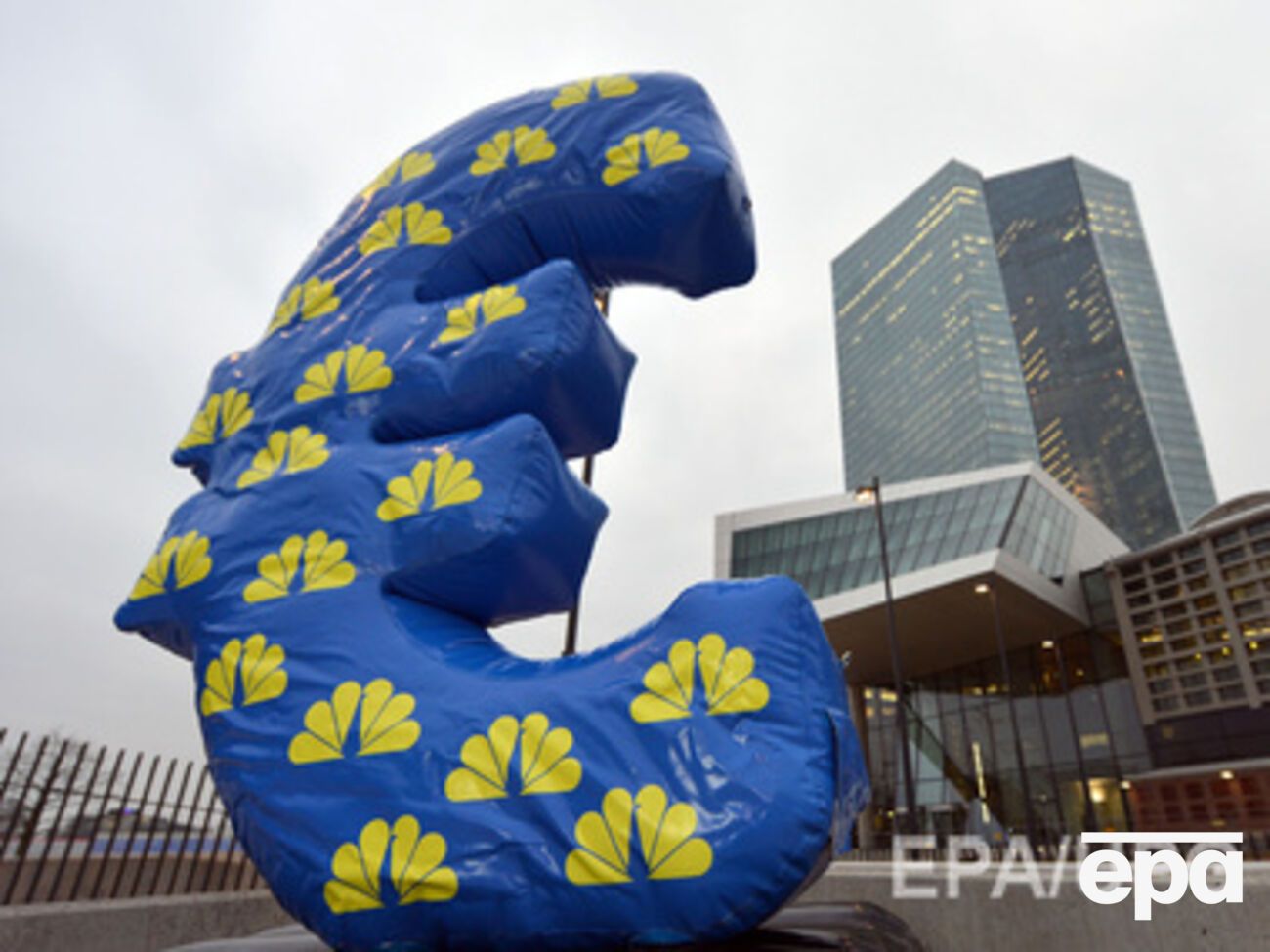 Евро и доллар уже почти сравнялись по курсу