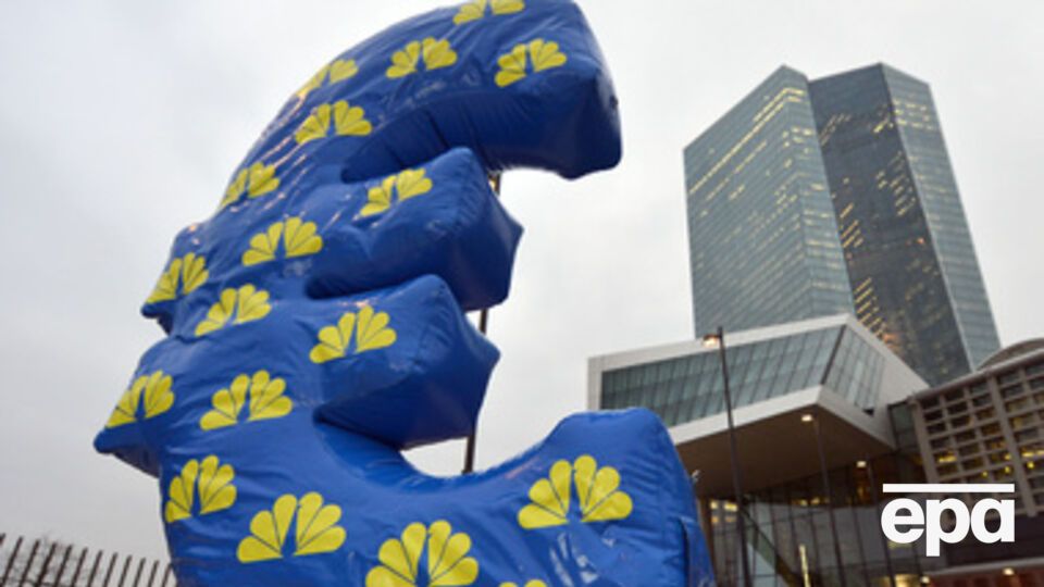 Евро и доллар уже почти сравнялись по курсу