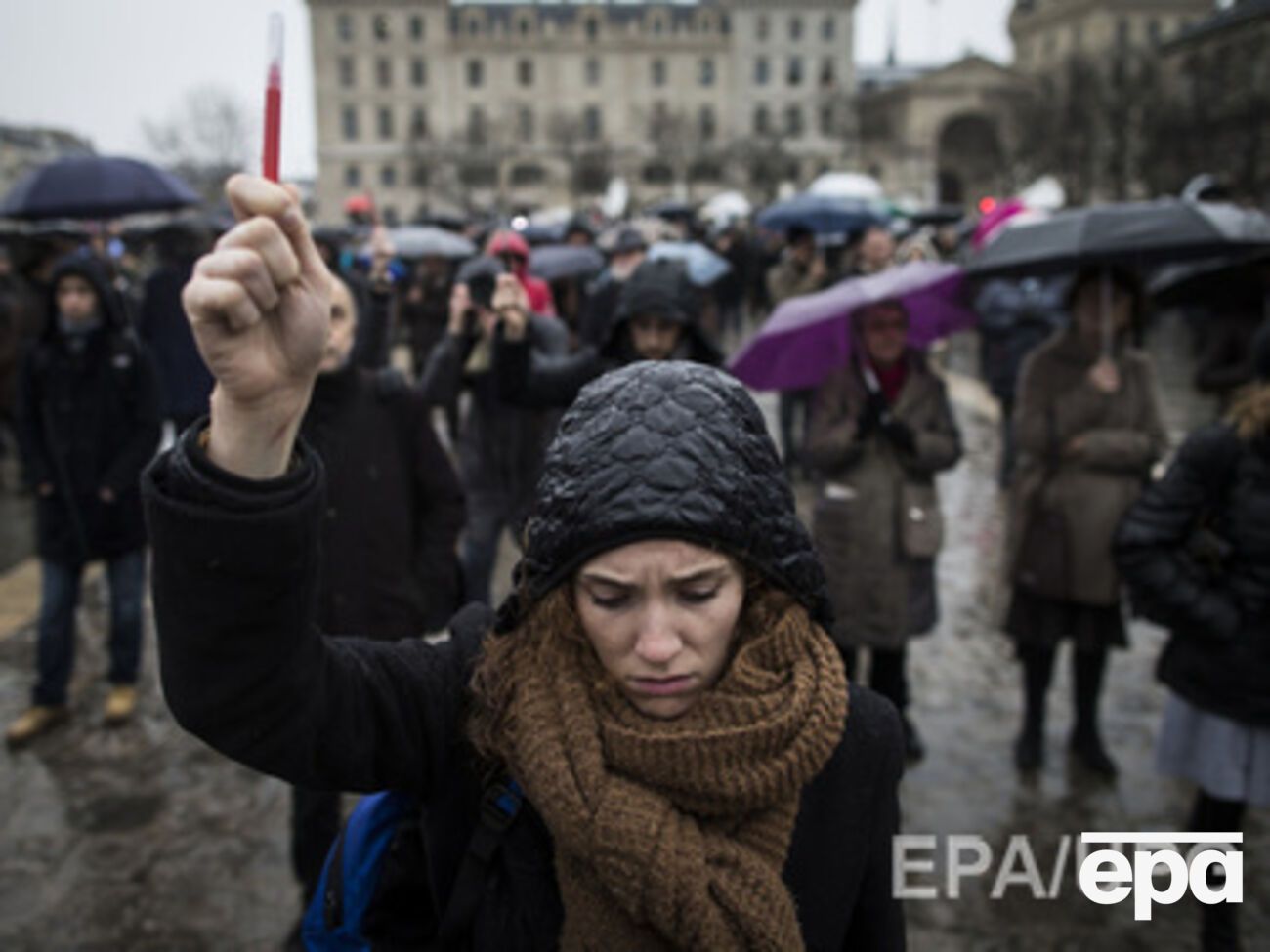 Важность вопроса стала очевидной, когда некоторые ученики отказались почтить минутой молчания в школах жертв терактов, в результате которых погибли&nbsp;17 человек