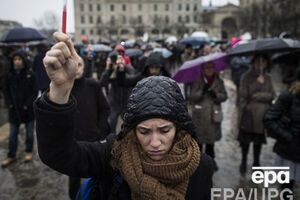 Важность вопроса стала очевидной, когда некоторые ученики отказались почтить минутой молчания в школах жертв терактов, в результате которых погибли 17 человек