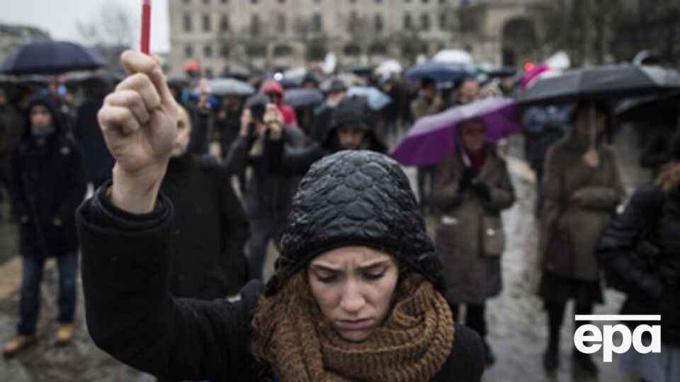 Важность вопроса стала очевидной, когда некоторые ученики отказались почтить минутой молчания в школах жертв терактов, в результате которых погибли 17 человек