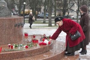 Цветы к памятнику Шевченко минчане несли и год назад, сразу после событий в Киеве