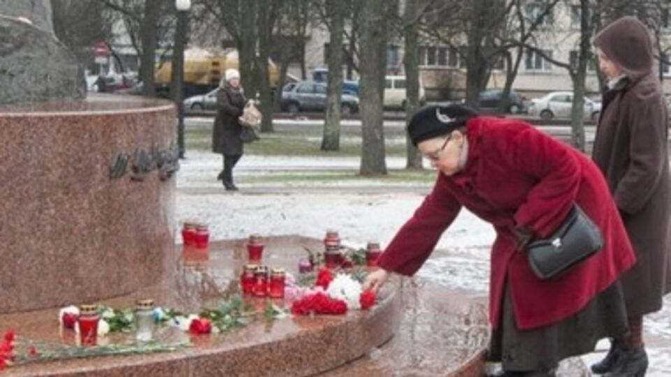 Цветы к памятнику Шевченко минчане несли и год назад, сразу после событий в Киеве