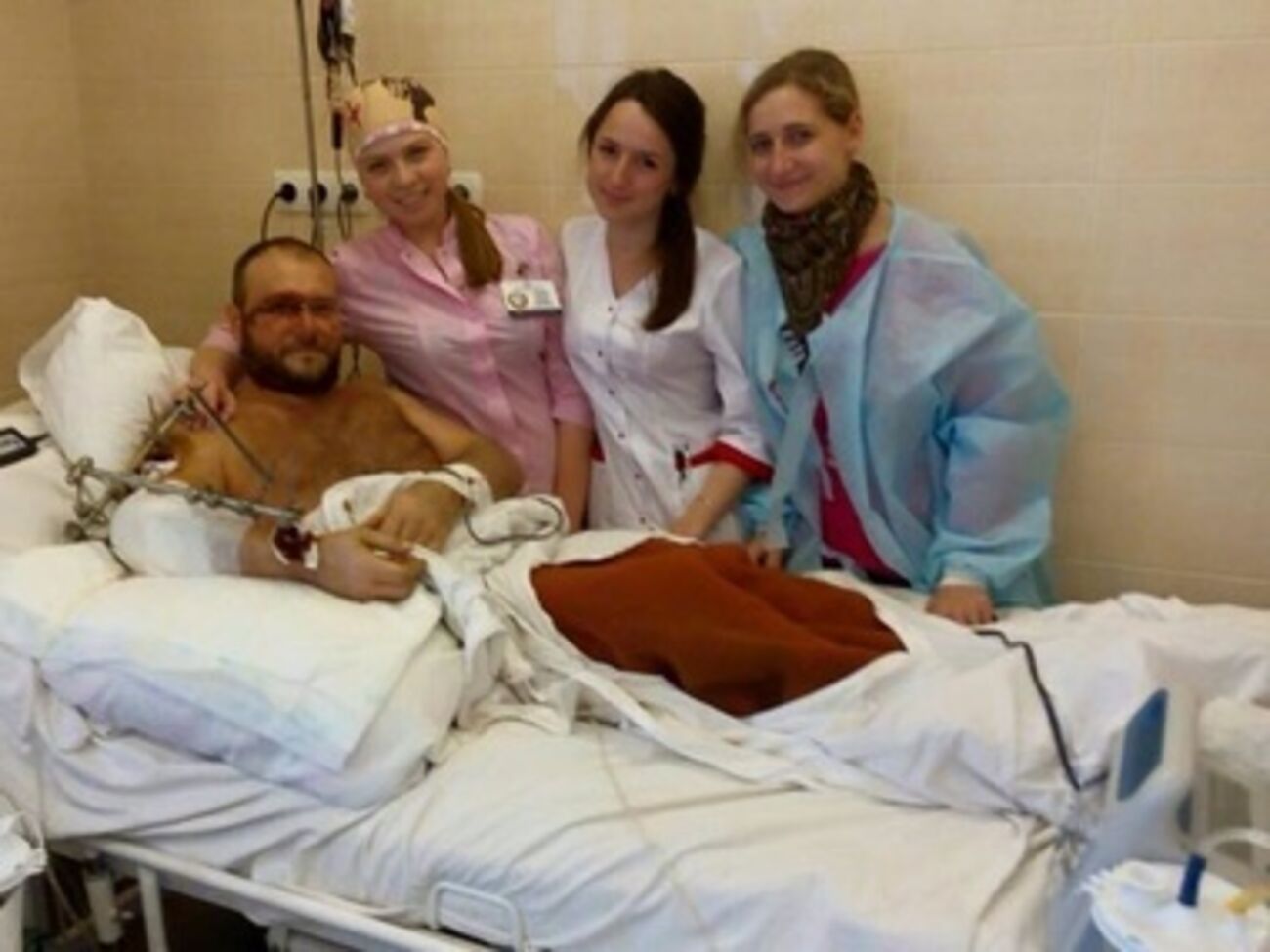 Дмитрий Ярош получил осколочное ранение руки и лица