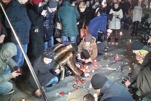 Киевляне выкладывают слово "Мариуполь" из свечей