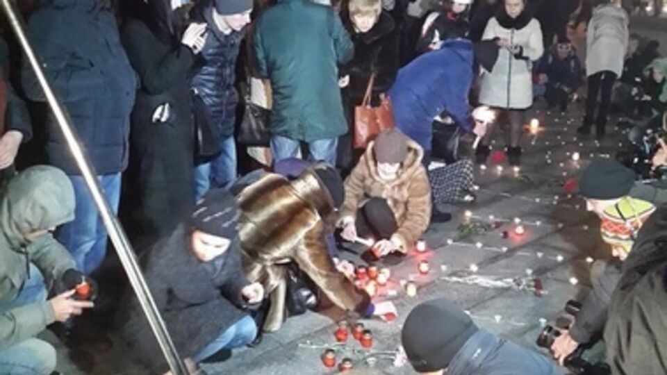 Киевляне выкладывают слово "Мариуполь" из свечей