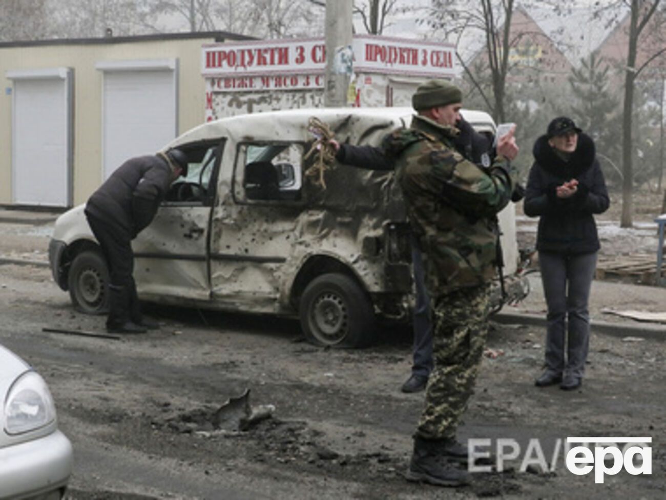 В настоящее время правоохранители проводят осмотр места происшествия и изымают вещественные доказательства