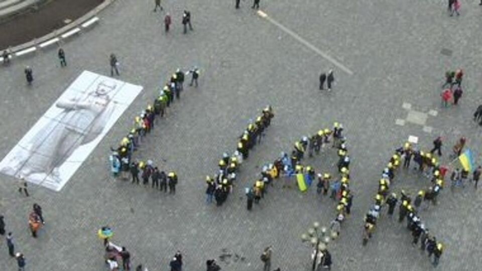 Активисты выстраиваются в "живые послания" Путину