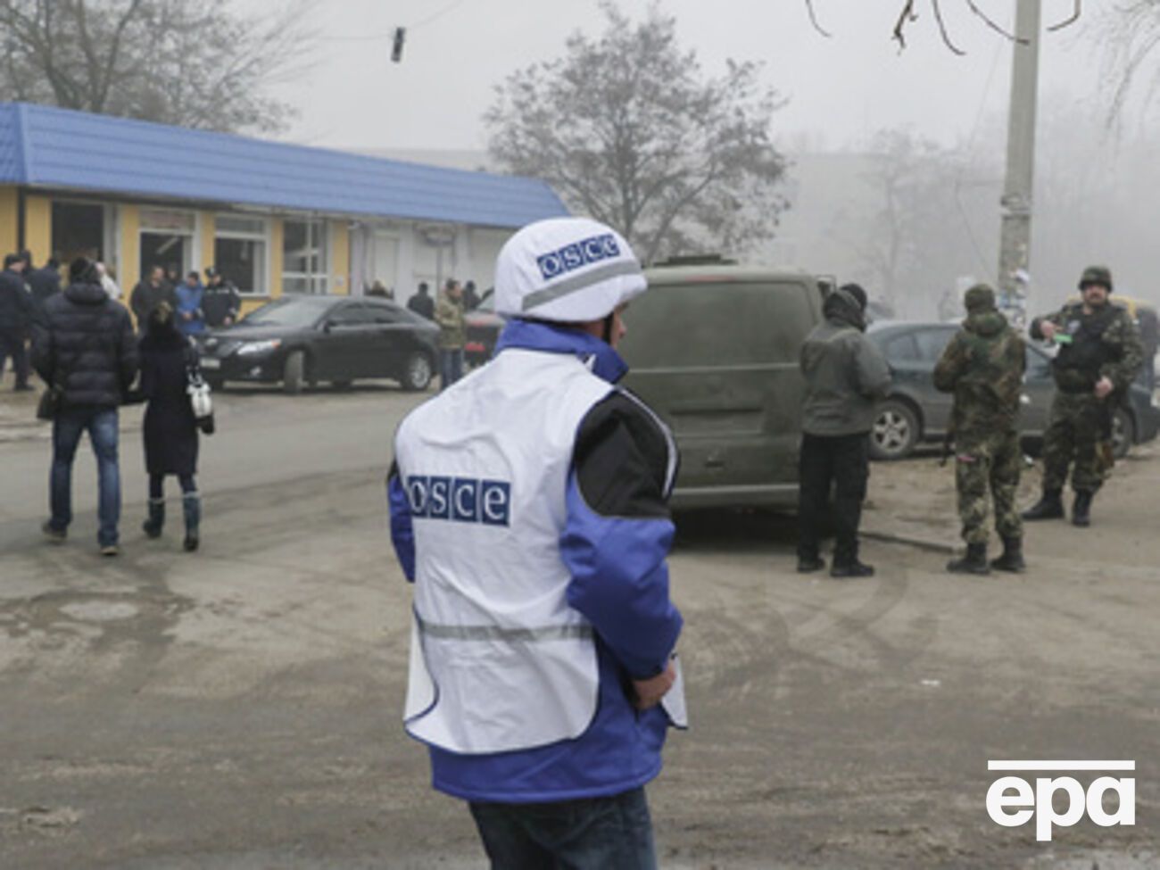 Наблюдатели ОБСЕ на месте обстрела в Мариуполе