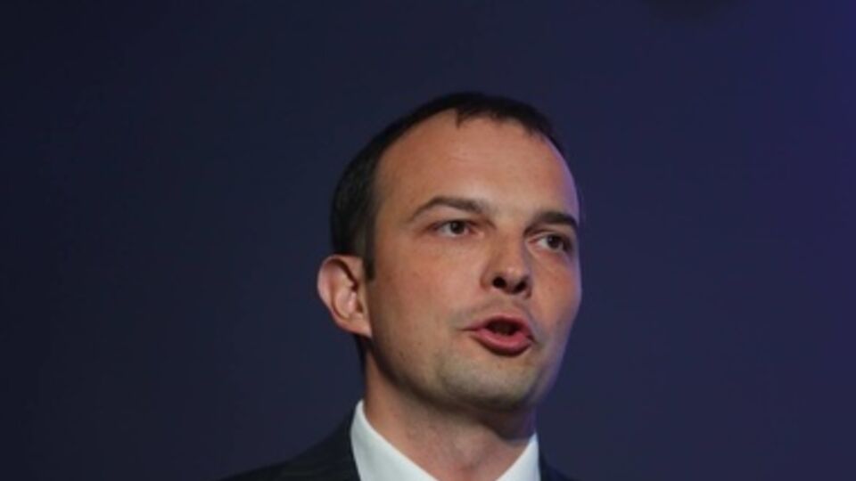 "Стране нужны новые люди, способные возглавить оборону и борьбу с коррупцией", – написал Соболев