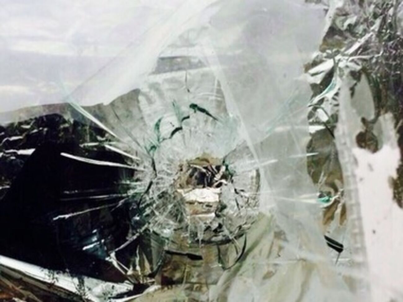 В стеклянные двери офиса выпустили четыре пули