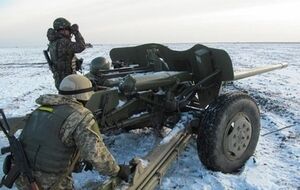 Украинские военные ведут ответный огонь по боевикам