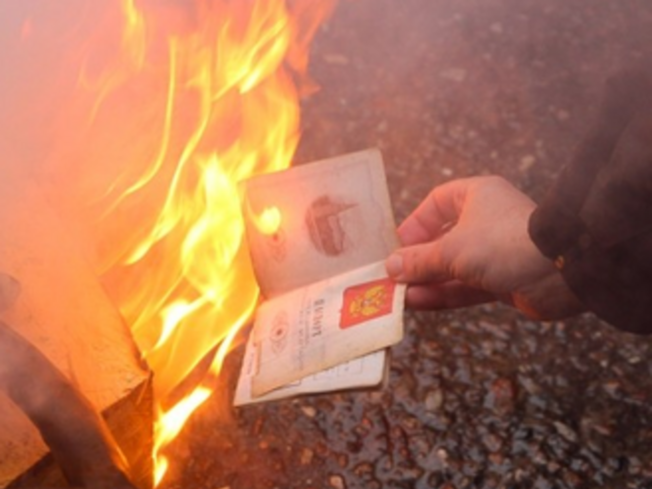 Сергей Сухарчук сжег свой паспорт