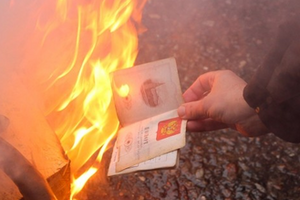 Сергей Сухарчук сжег свой паспорт