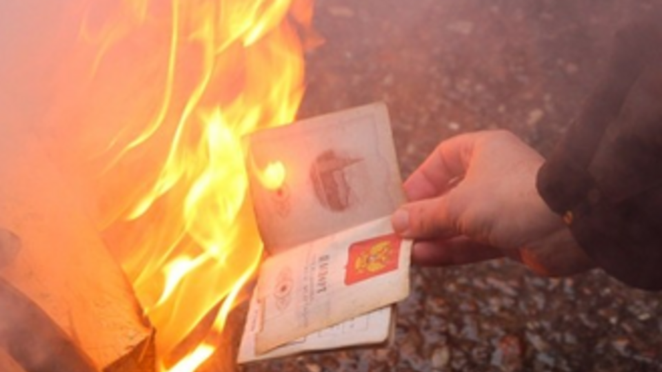 Сергей Сухарчук сжег свой паспорт