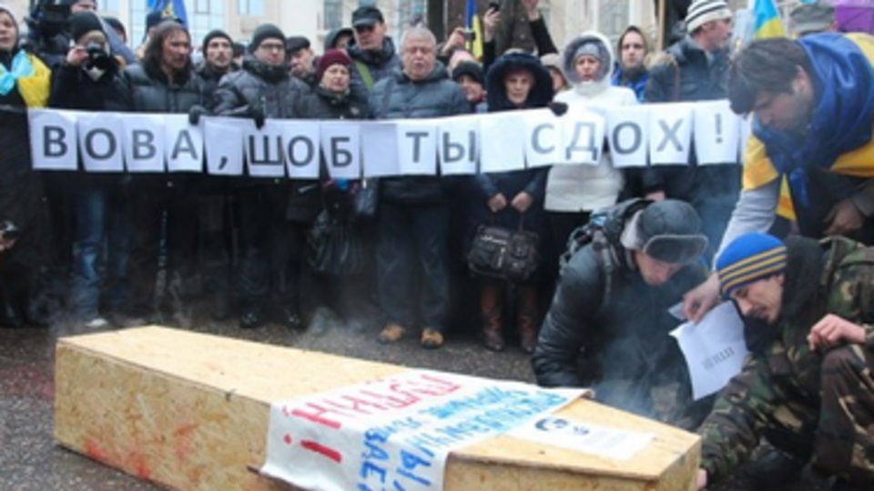 Активисты приготовили символический гроб