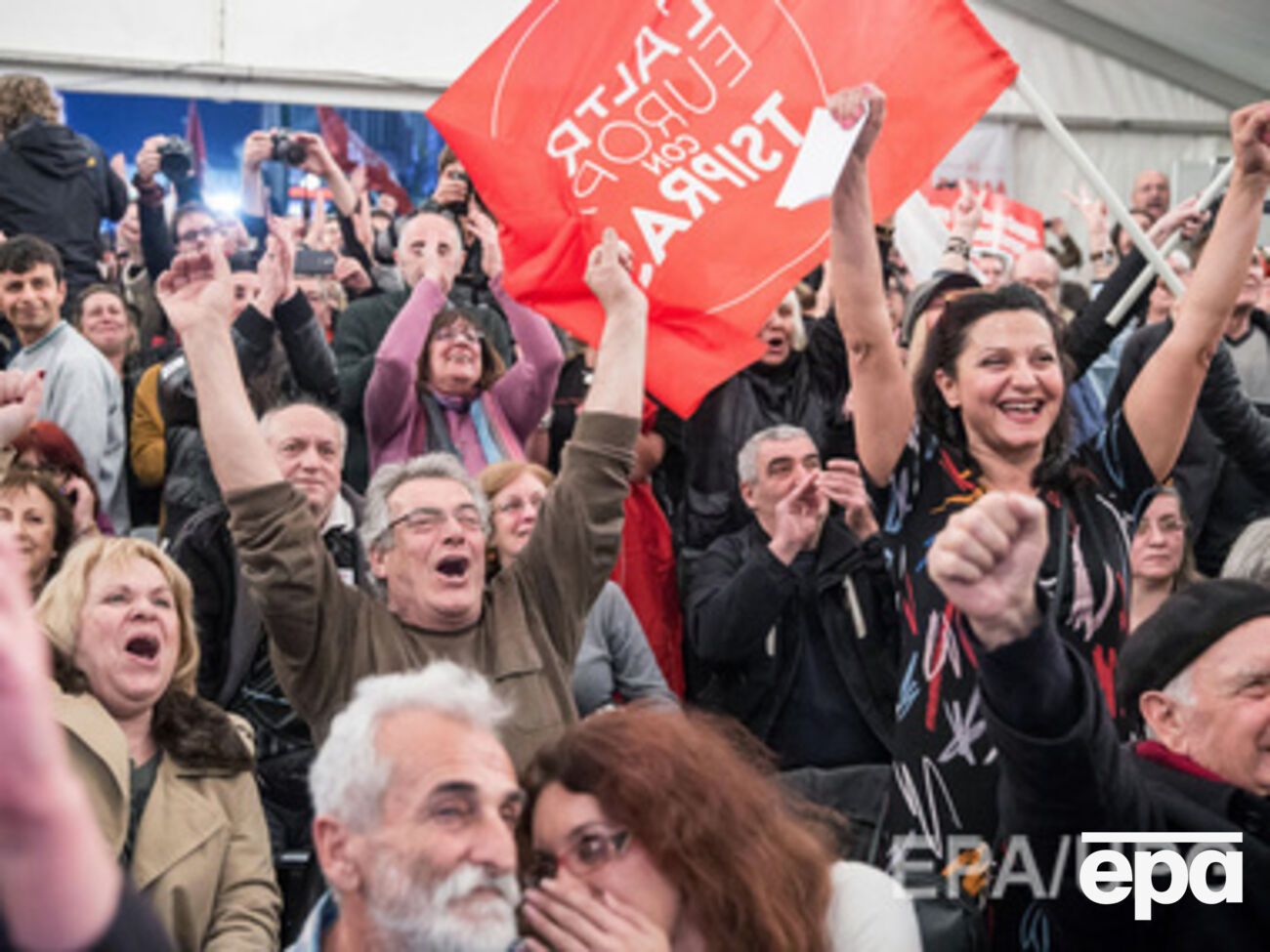 Сторонники "Сиризы" празднуют первые результаты экзит-поллов