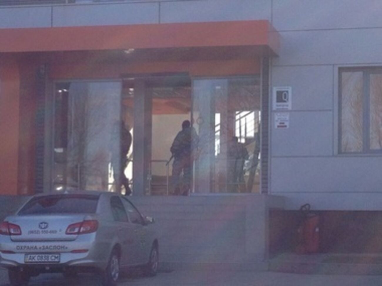 В редакции крымскотатарского телеканала АТR в Симферополе проходит обыск. Фоторепортаж