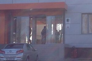 В редакции крымскотатарского телеканала АТR в Симферополе проходит обыск. Фоторепортаж