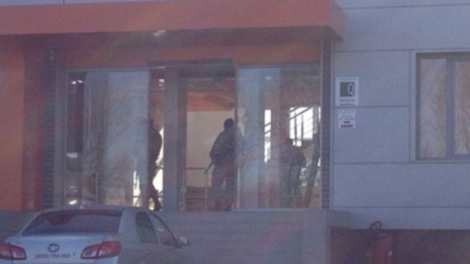 В редакции крымскотатарского телеканала АТR в Симферополе проходит обыск. Фоторепортаж