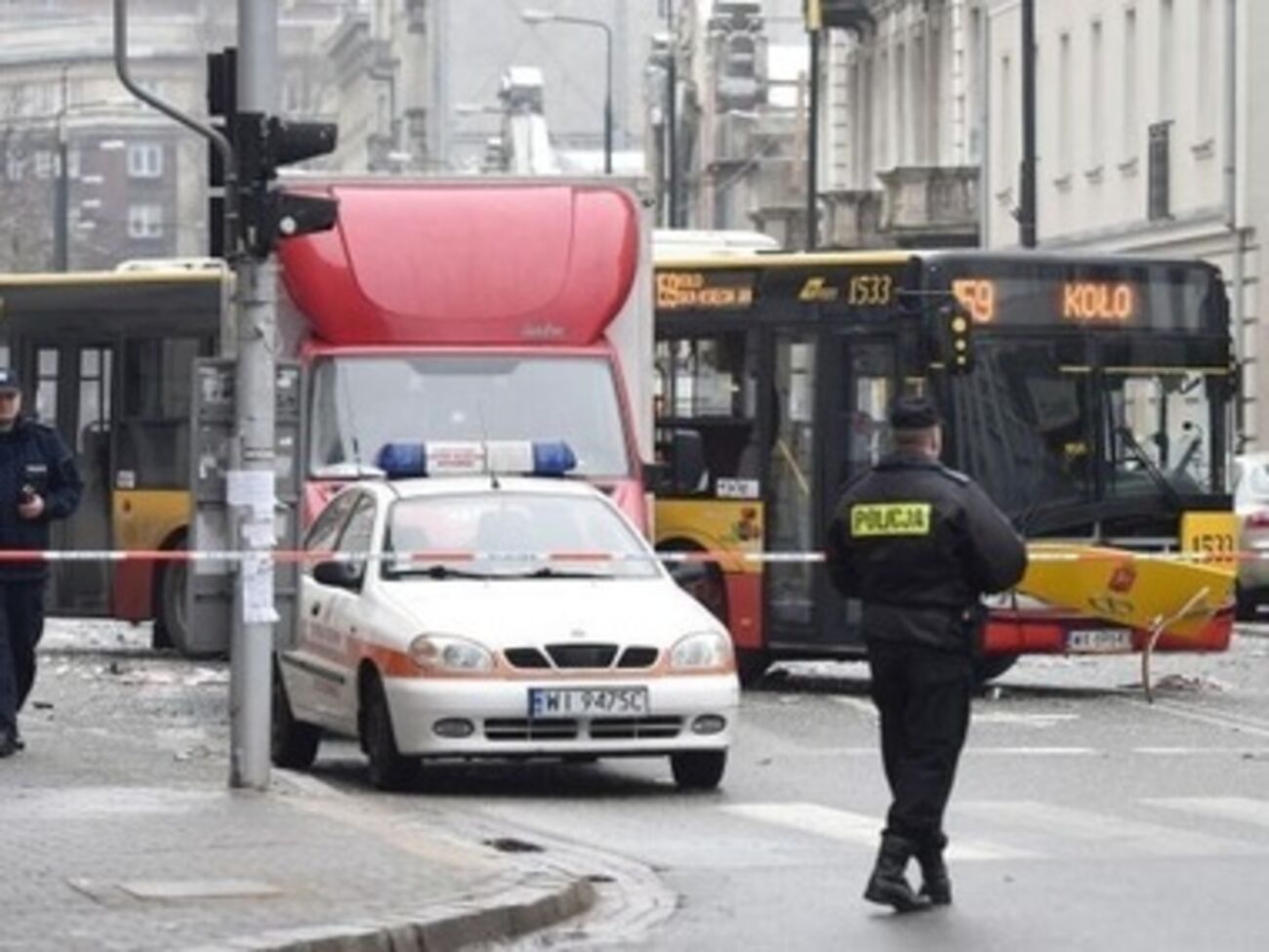 Взрывная волна выбила стекла в припаркованных машинах и общественном транспорте