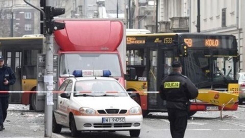 Взрывная волна выбила стекла в припаркованных машинах и общественном транспорте