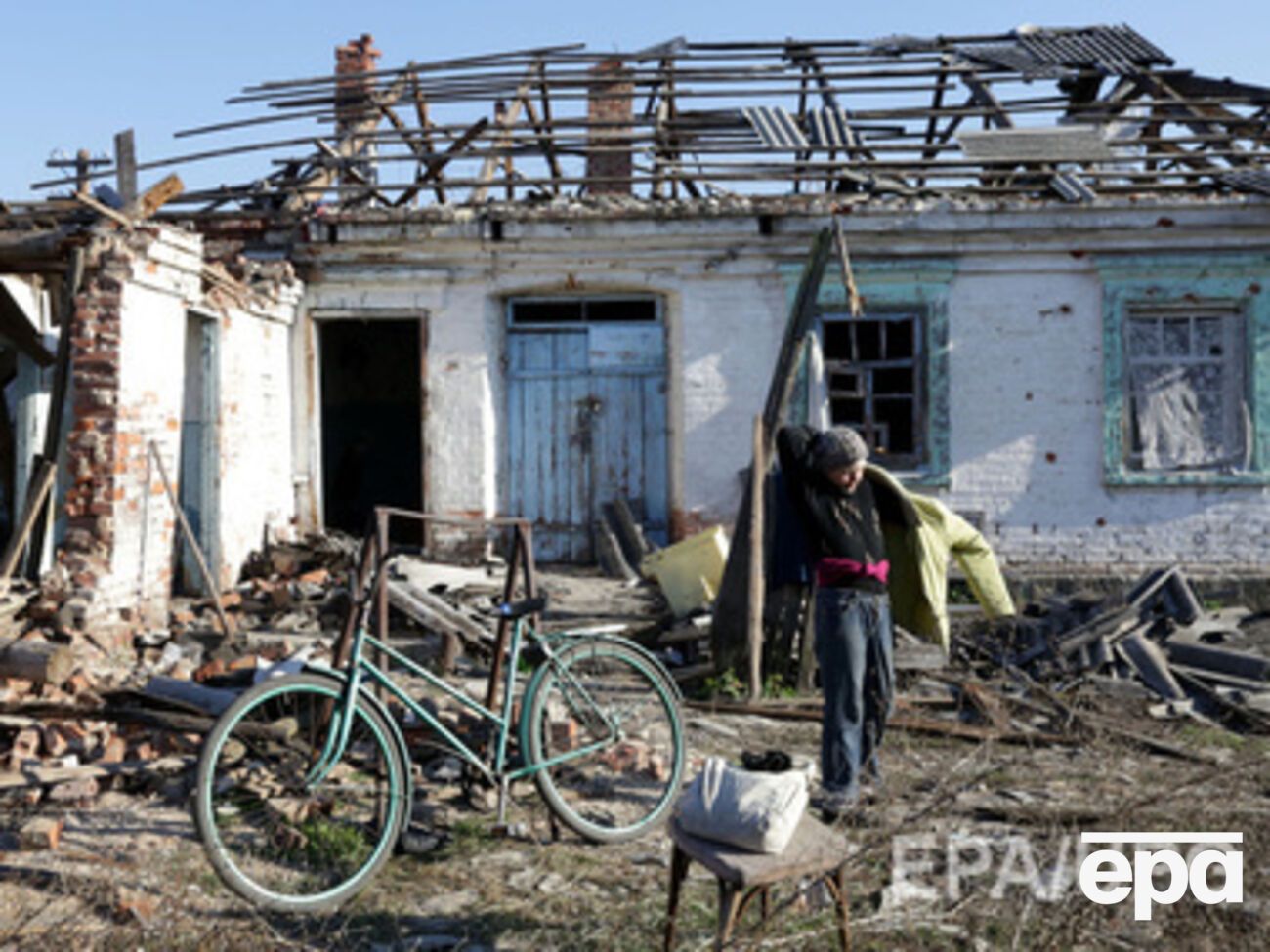 По данным Геннадия Москаля, из-за сегодняшних обстрелов в селе Артема, которое находится рядом со Станицей Луганской, есть поврежденные и разрушенные дома