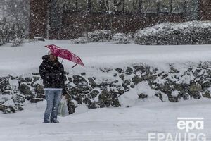Из-за сильного снегопада закрылись многие школы и офисы