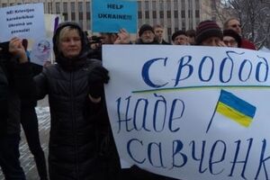 Участники акции зажгли свечи в память о погибших в Мариуполе