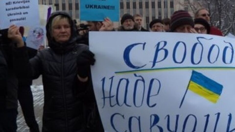 Участники акции зажгли свечи в память о погибших в Мариуполе