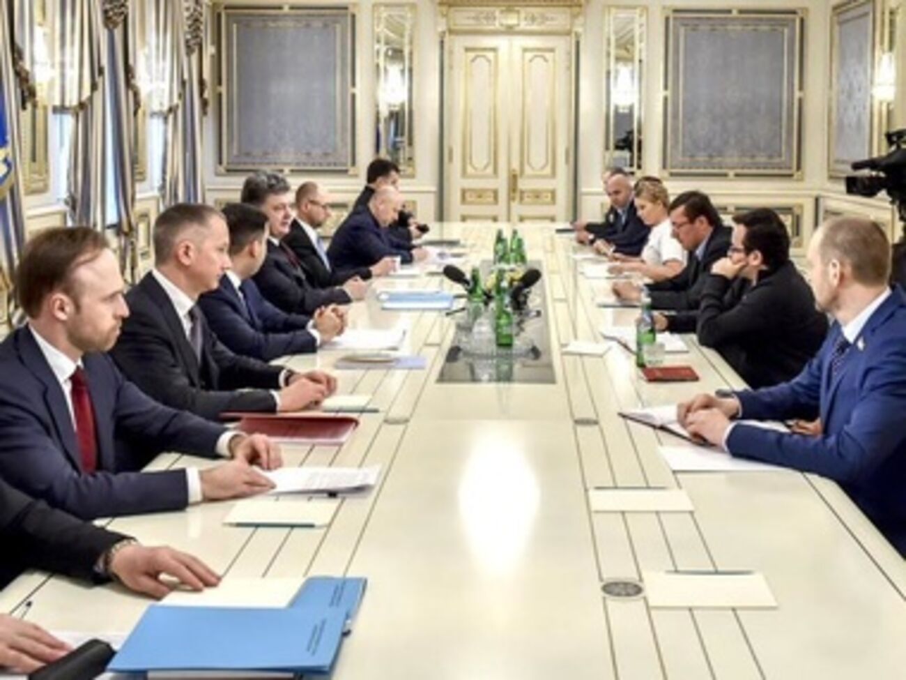 Петр Порошенко провел встречу с представителями коалиции, премьером и секретарем СНБО