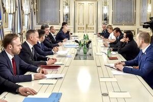 Петр Порошенко провел встречу с представителями коалиции, премьером и секретарем СНБО
