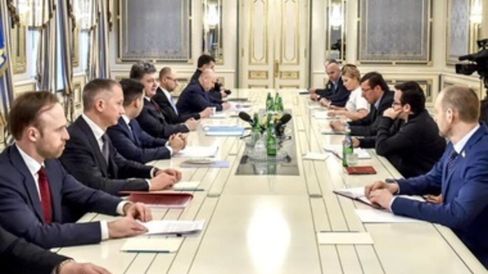 Петр Порошенко провел встречу с представителями коалиции, премьером и секретарем СНБО