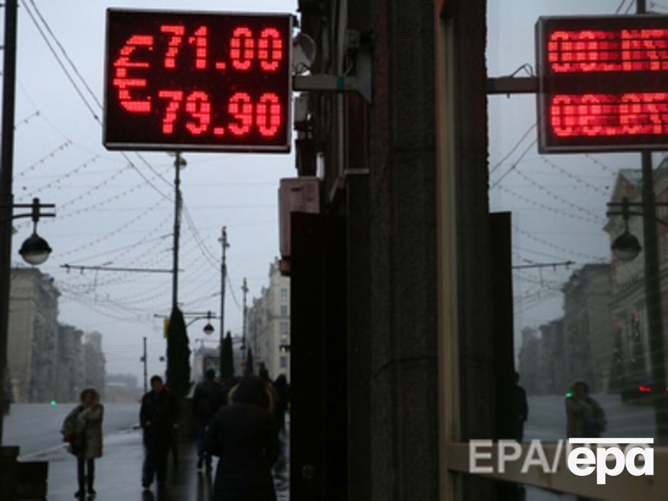 Рубль продолжает терять стоимость по отношению к другим валютам