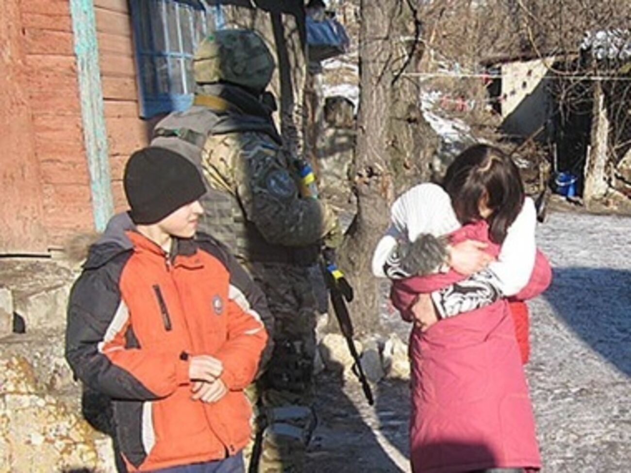 Вывозить детей из-под обстрела мешают активные боевые действия