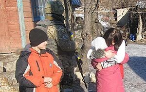 Вывозить детей из-под обстрела мешают активные боевые действия