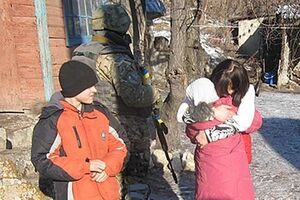 Вывозить детей из-под обстрела мешают активные боевые действия