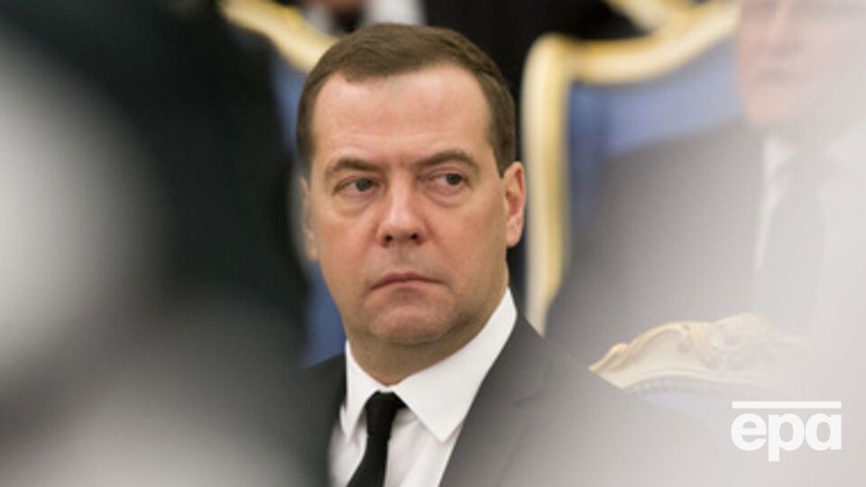 Медведев обещает отреагировать на отключение РФ от SWIFT