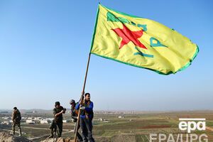 Курды устанавливают свой флаг над холмом в Кобани