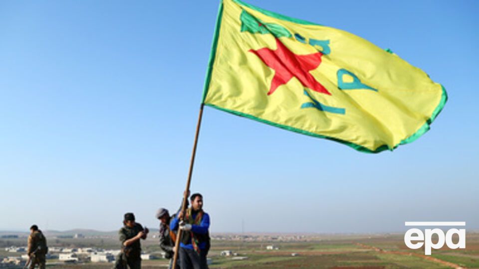 Курды устанавливают свой флаг над холмом в Кобани