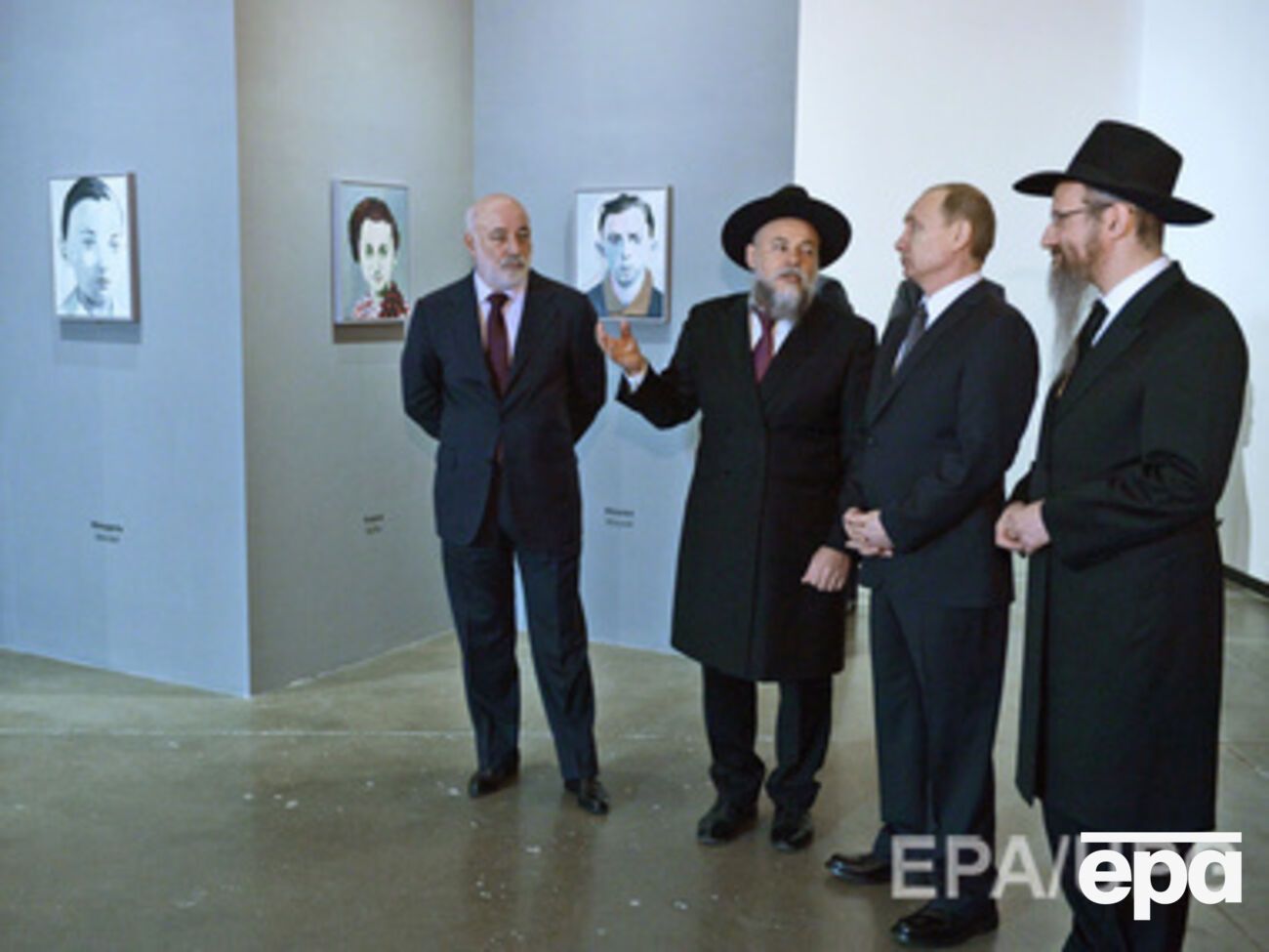 Член Бюро правления Российского союза промышленников и предпринимателей (РСПП), председатель Комитета по международной деятельности РСПП, президент Фонда "Сколково" и глава совета директоров группы компаний "Ренова" Виктор Вексельберг (на фото первый слев