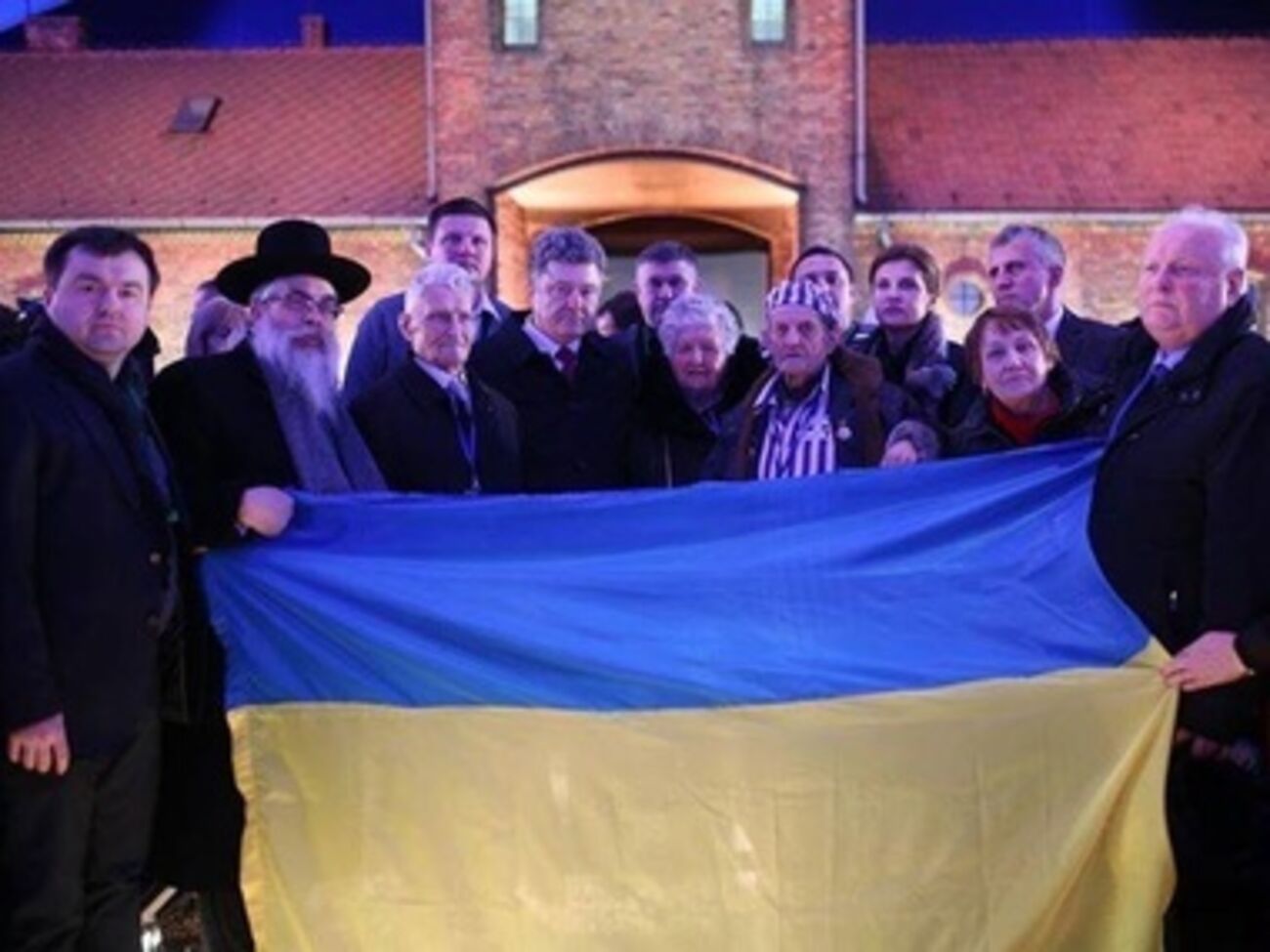 Порошенко пообщался с экс-заключенной концлагеря, 90-летней Анастасией Гулей и 90-летним участником боев за освобождение узников "Аушвица" Николаем Карпенко