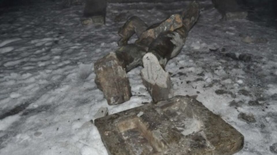 Памятник Ленину снесли ночью