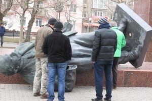 Во время падения скульптура практически не пострадала