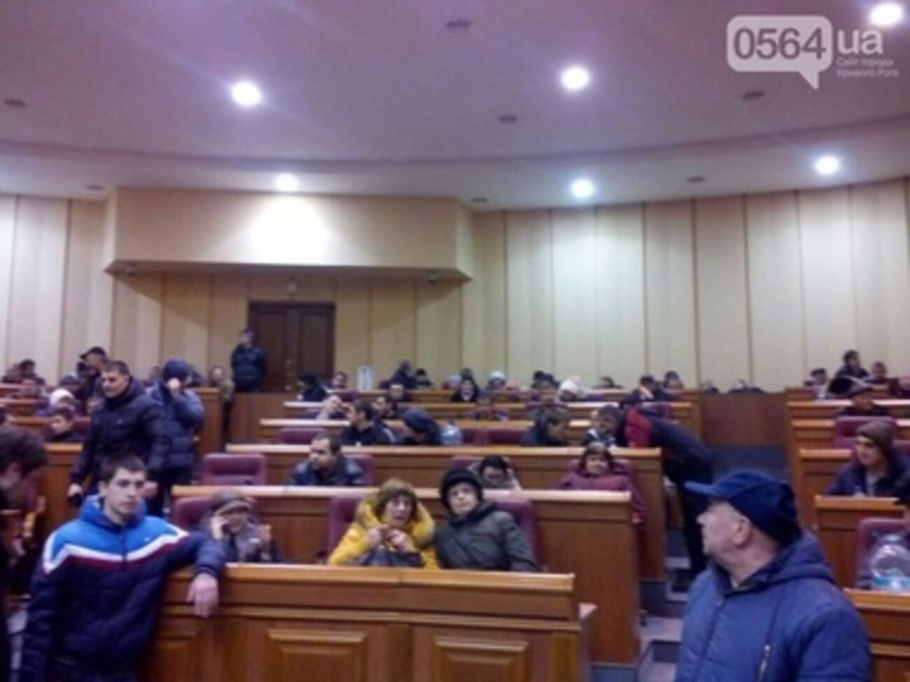 Митингующие заняли места депутатов в зале