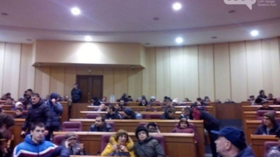 Митингующие заняли места депутатов в зале