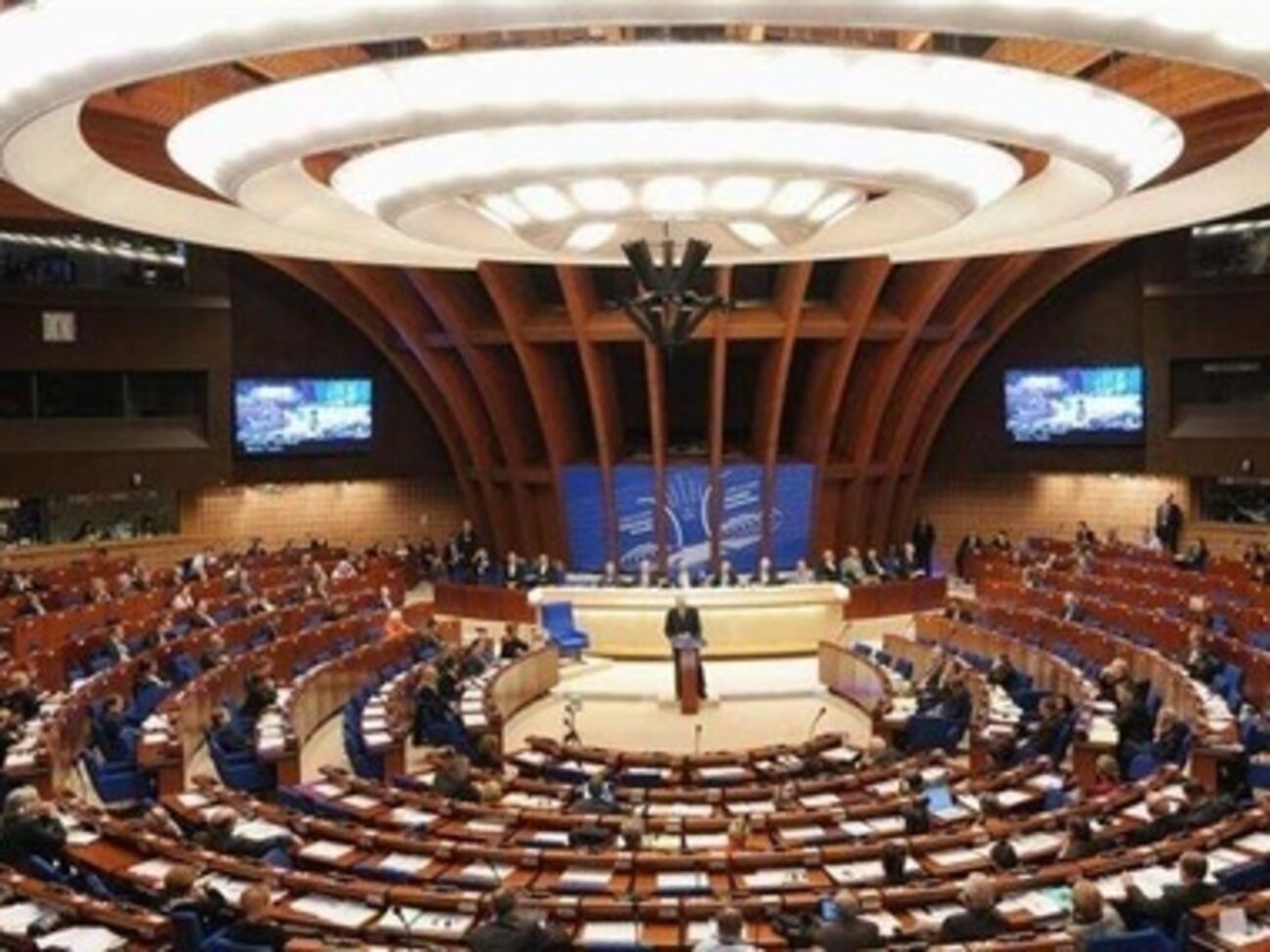 10 поправок были выдвинуты делегацией депутатов от России, семь &ndash; касались украинского конфликта